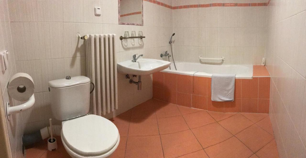 Hotel Remy Bratislava Buitenkant foto