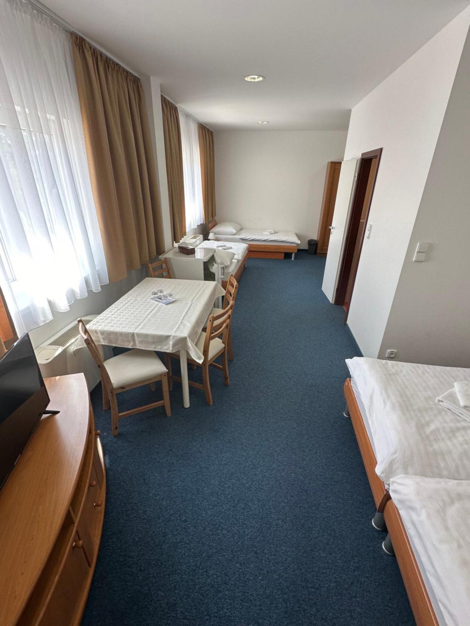 Hotel Remy Bratislava Buitenkant foto